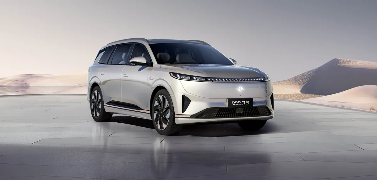 Eπ 008 PHEV front view