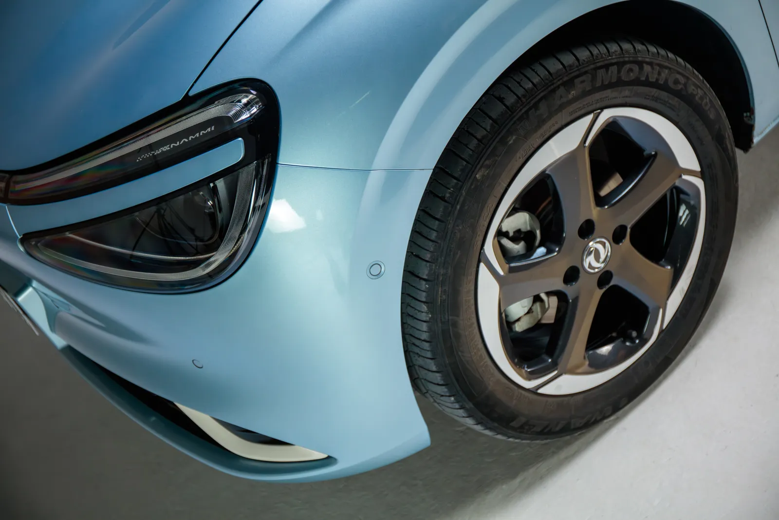 BOX 01 EV front wheel and body detail