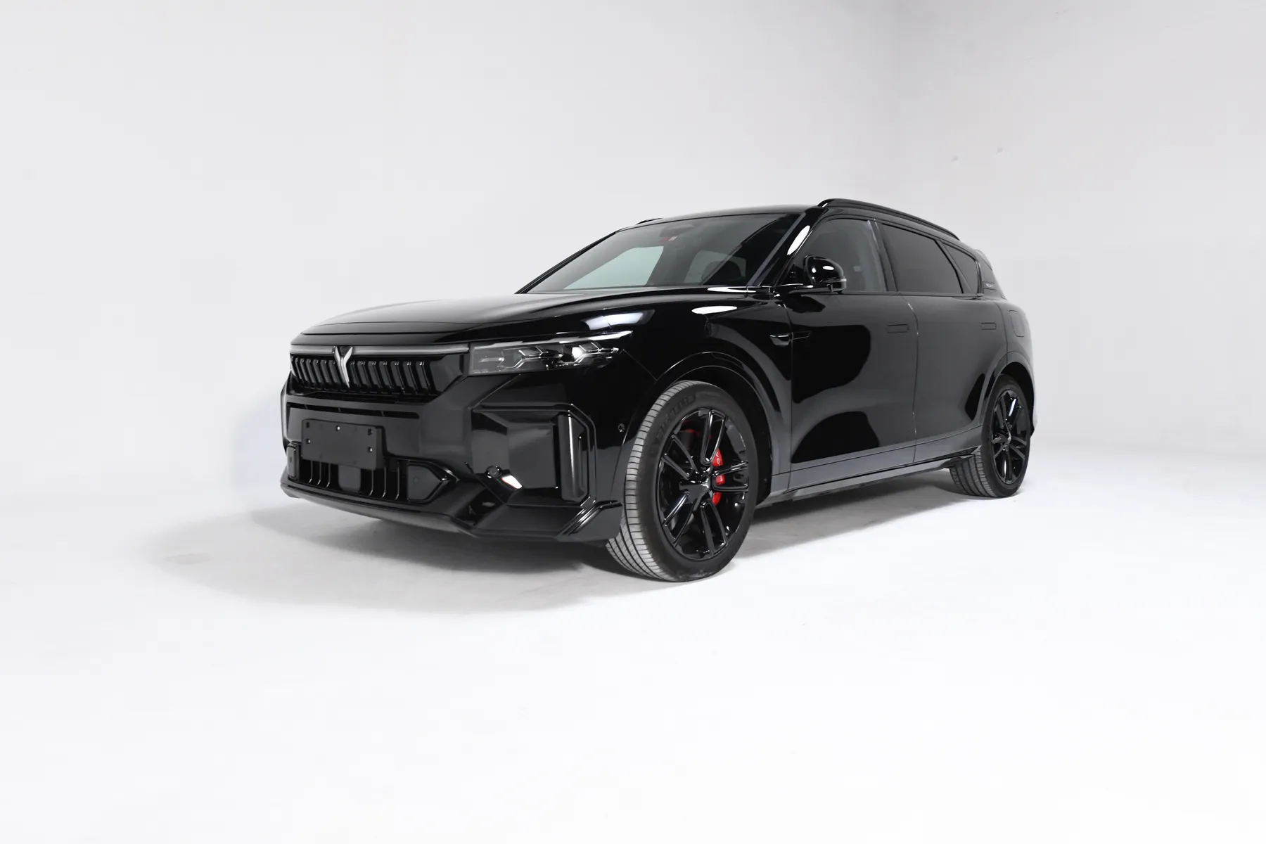 Black Voyah Free, front three-quarter exterior view