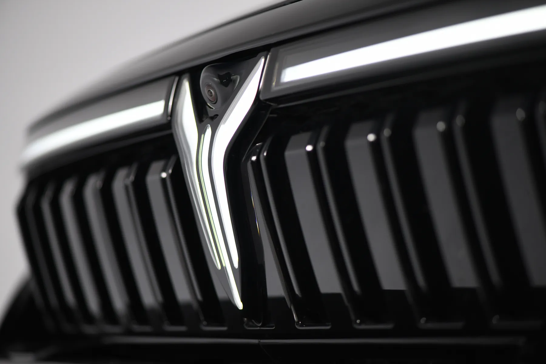 Voyah Free illuminated grille detail