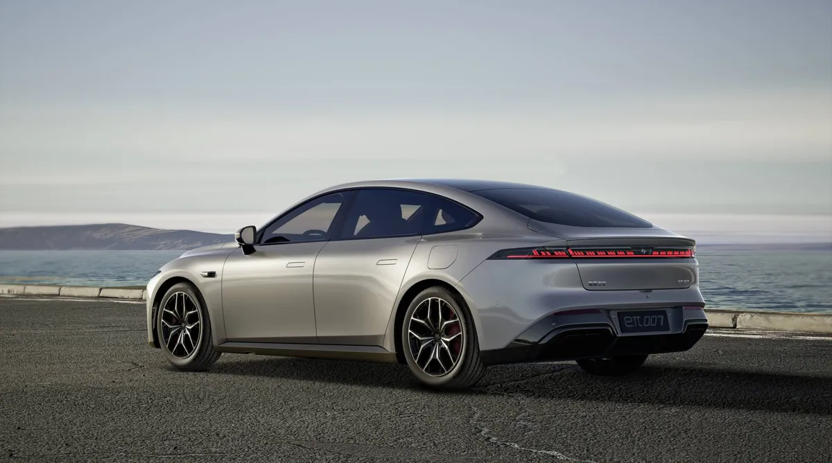 Eπ 007 PHEV exterior view