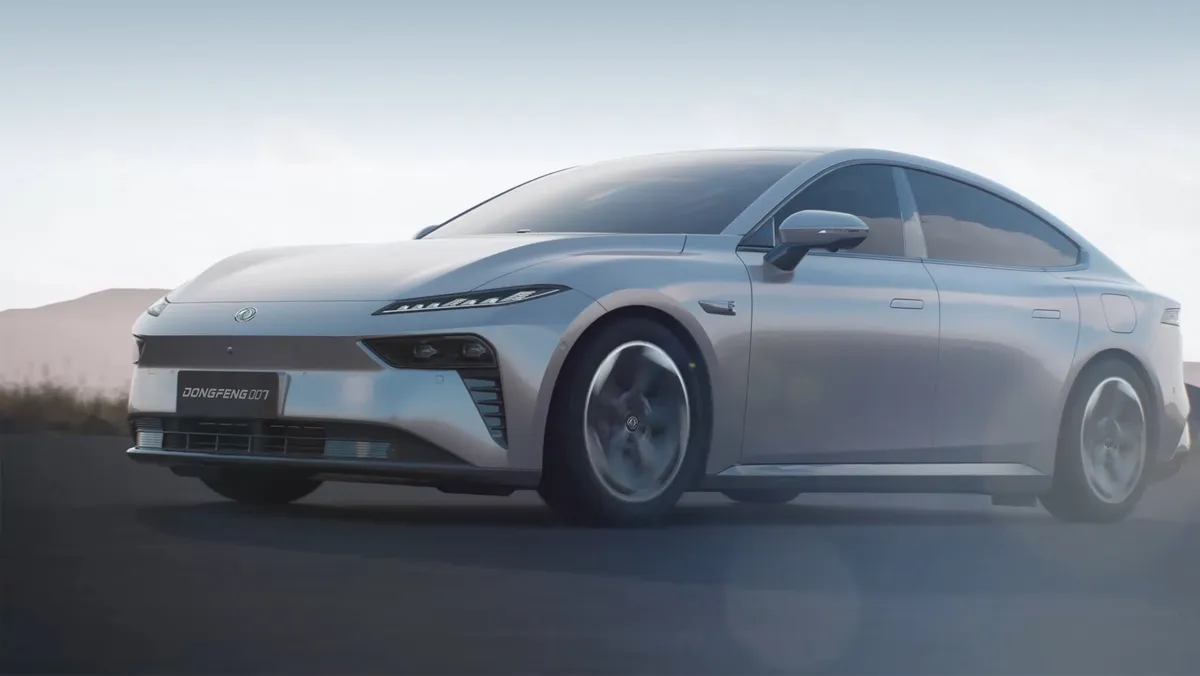 Eπ 007 PHEV front view